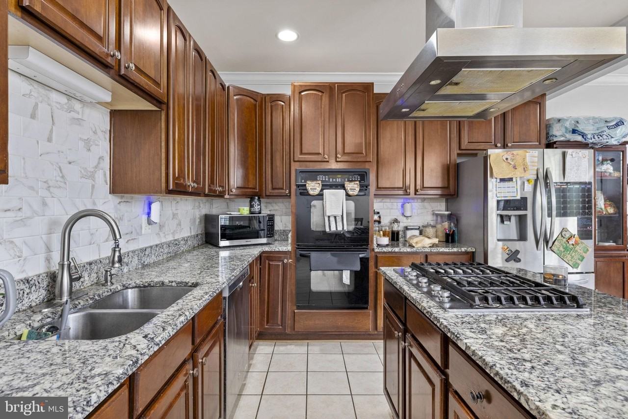 645 Mcleary Sq Se - Photo 5 of 26
