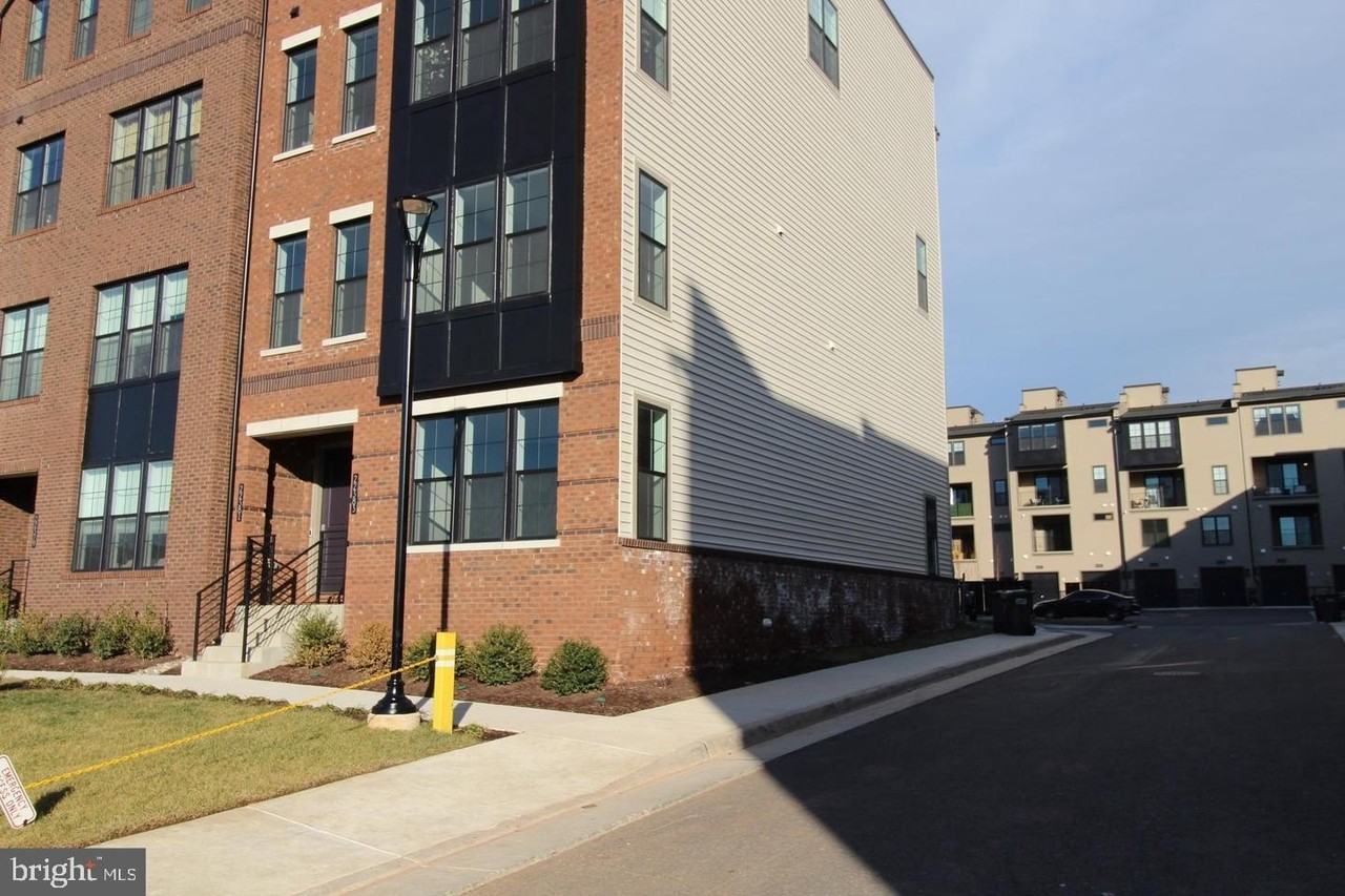 22383 Roanoke Rise Ter - Photo 2 of 41