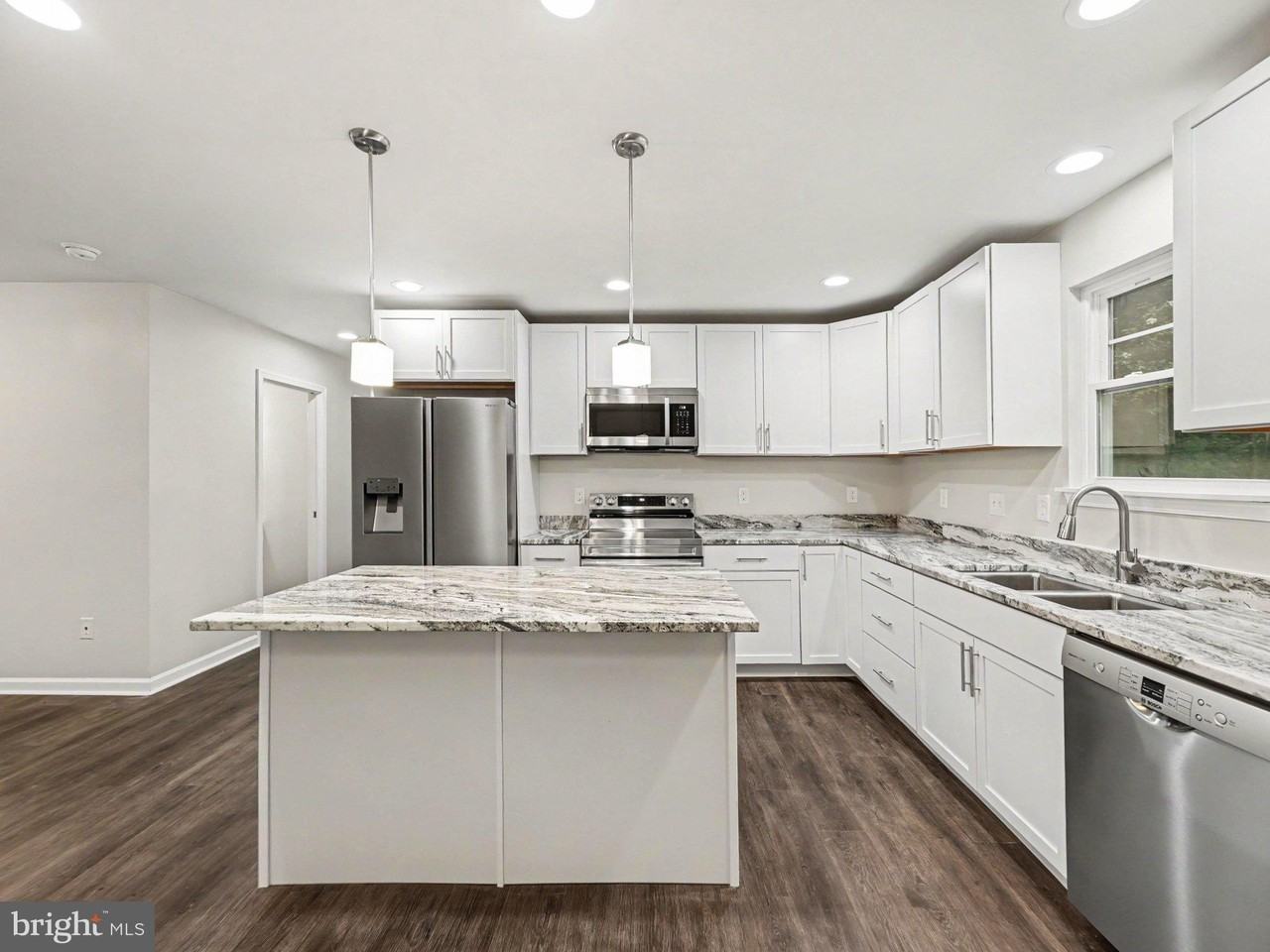 223 7th St - Photo 3 of 18