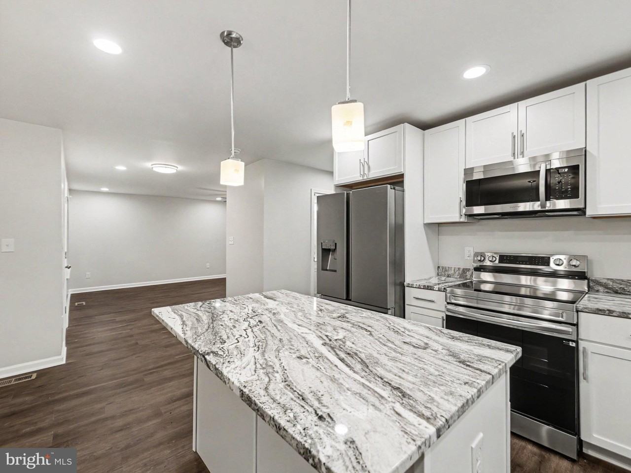 223 7th St - Photo 4 of 18