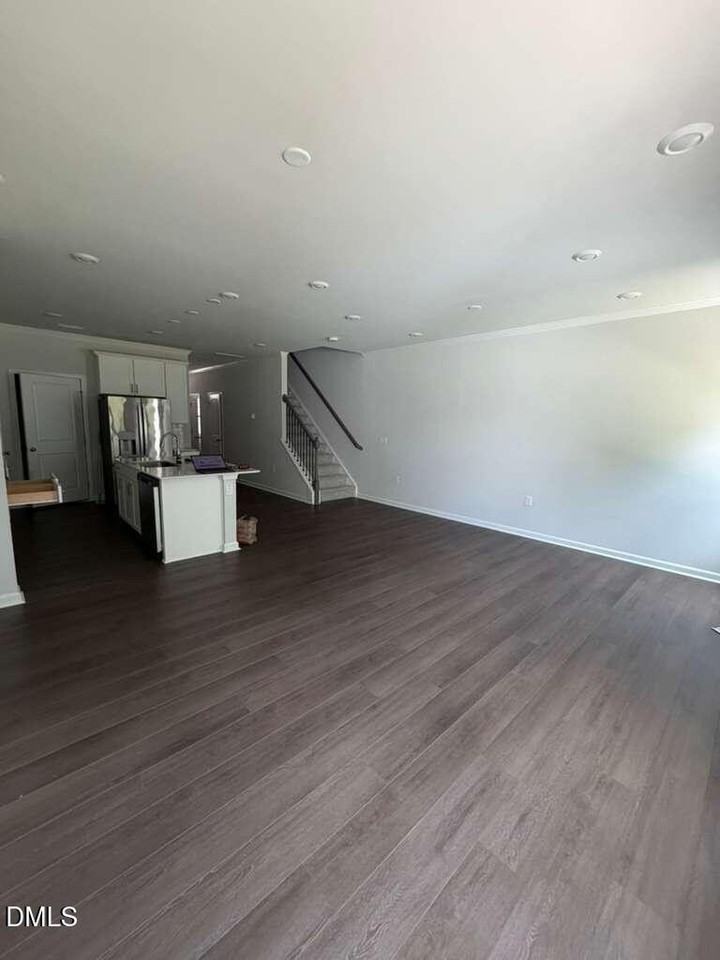 282 Paramount Dr - Photo 4 of 24