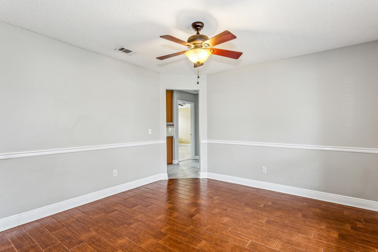1136 Crane Cove Blvd - Photo 4 of 28