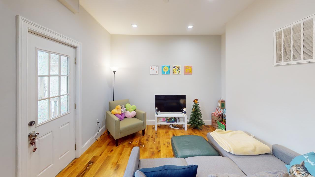 224 Lexington St #2 - Photo 4 of 17