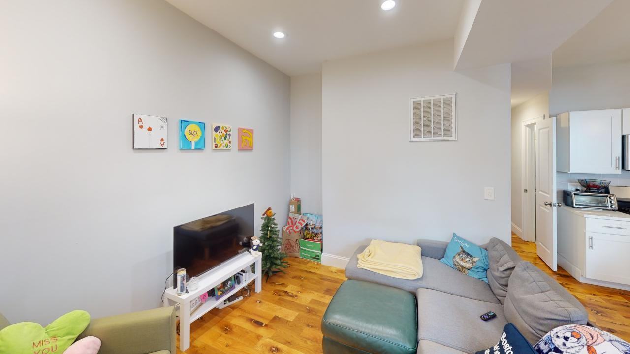 224 Lexington St #2 - Photo 5 of 17