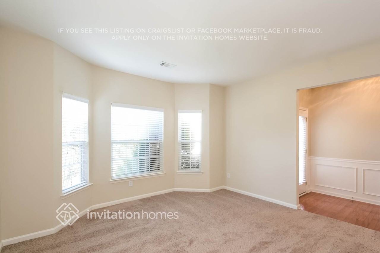 330 Fairpointe Pl - Photo 3 of 15