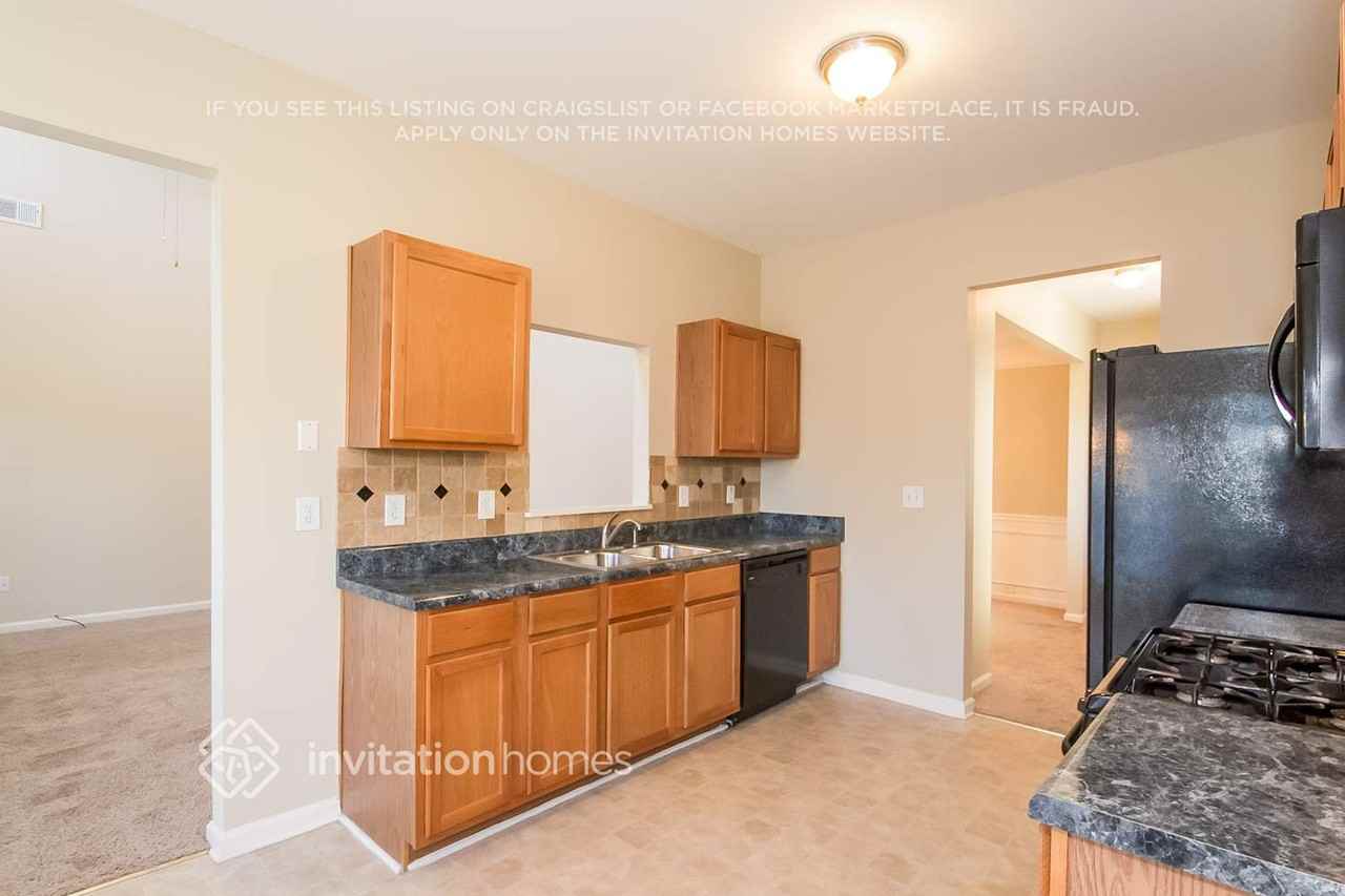 330 Fairpointe Pl - Photo 4 of 15