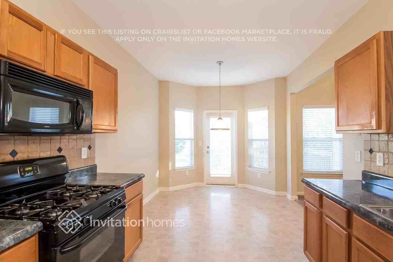330 Fairpointe Pl - Photo 5 of 15