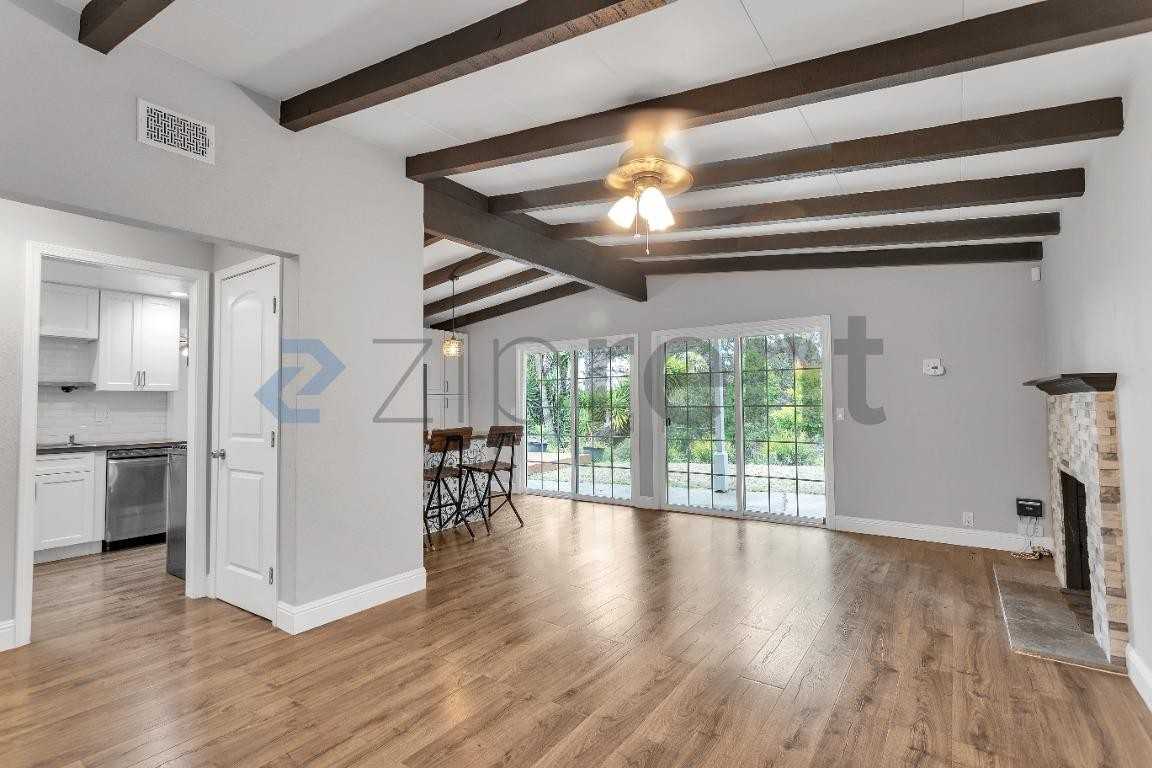 717 Pebble Dr - Photo 4 of 40
