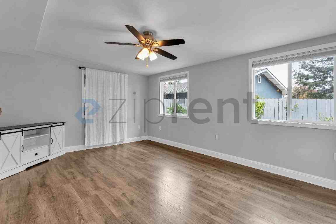717 Pebble Dr - Photo 6 of 40