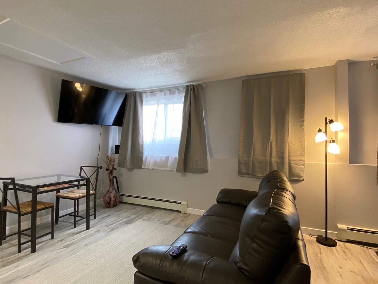 284 Notre Dame St - Photo 4 of 12
