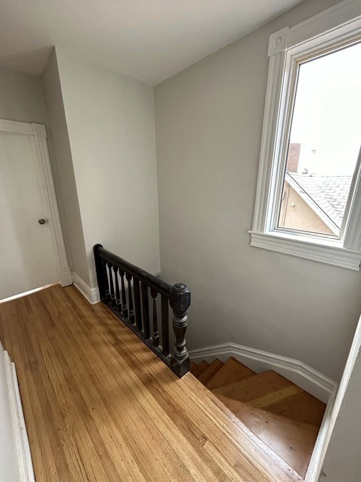 271.5 Selkirk Avenue - Photo 2 of 7