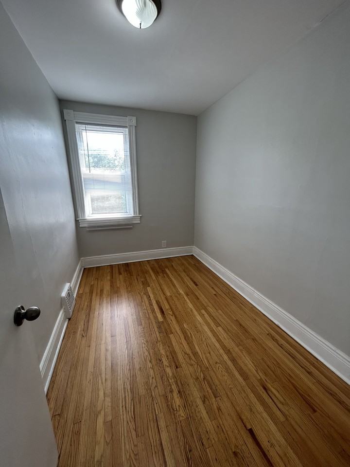 271.5 Selkirk Avenue - Photo 3 of 7
