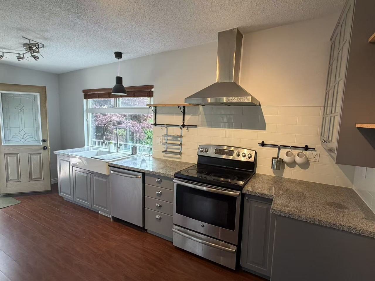 690 Colinet St - Photo 3 of 21