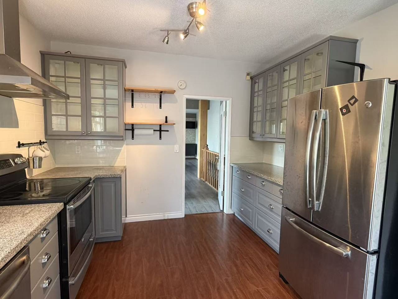 690 Colinet St - Photo 4 of 21