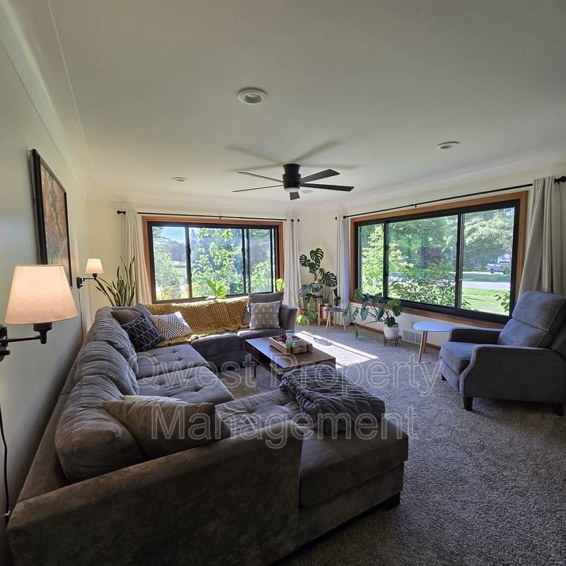 4663 Marigold St Se - Photo 3 of 10