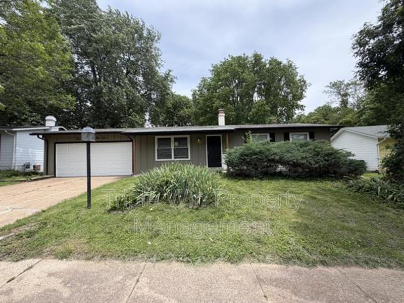 2245 Lindsay Ln - Photo 2 of 45