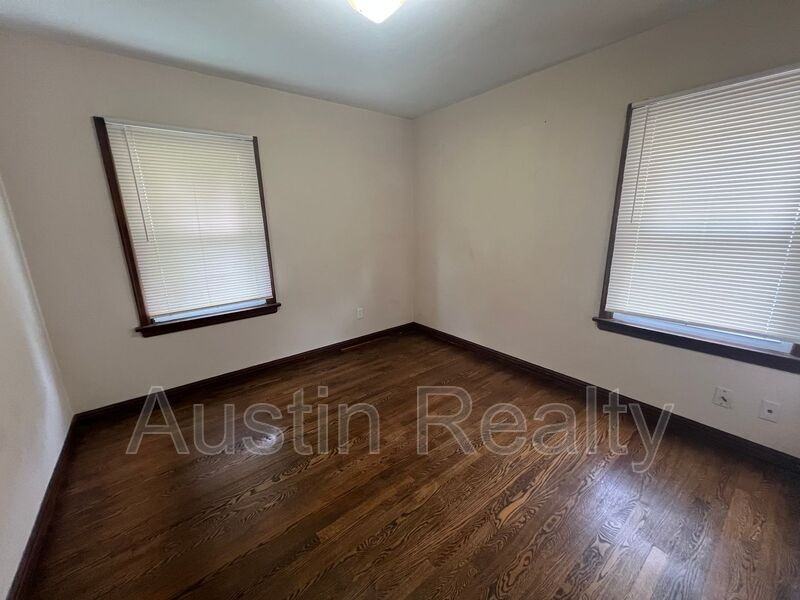 3605 Saint Gregory Ln - Photo 5 of 8