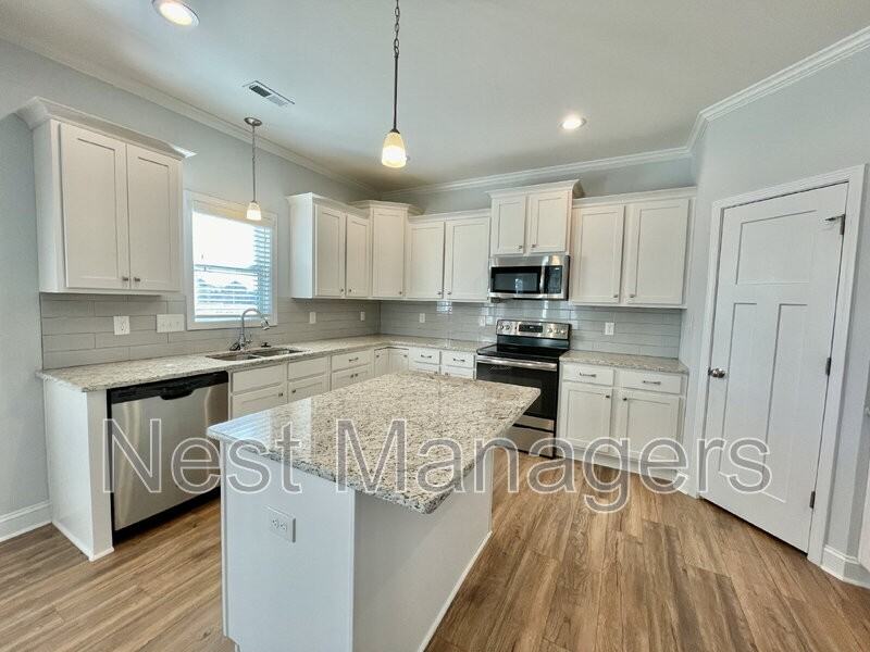 5137 Thruway Rd - Photo 6 of 36