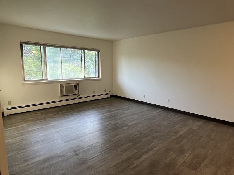 210 N Summit St - Photo 3 of 14