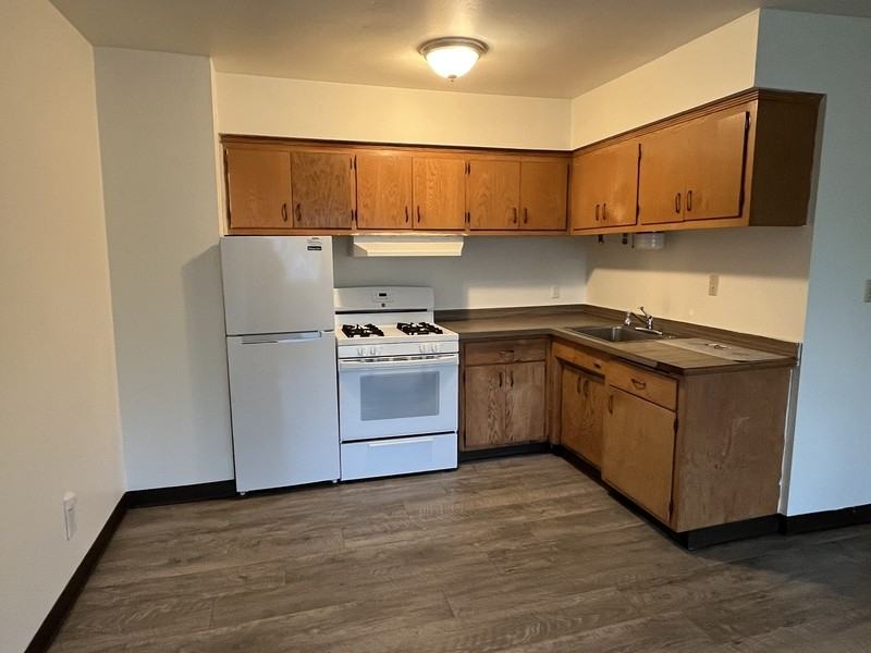 210 N Summit St - Photo 4 of 14