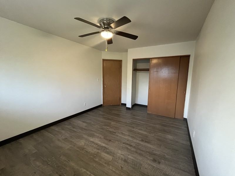 210 N Summit St - Photo 7 of 14