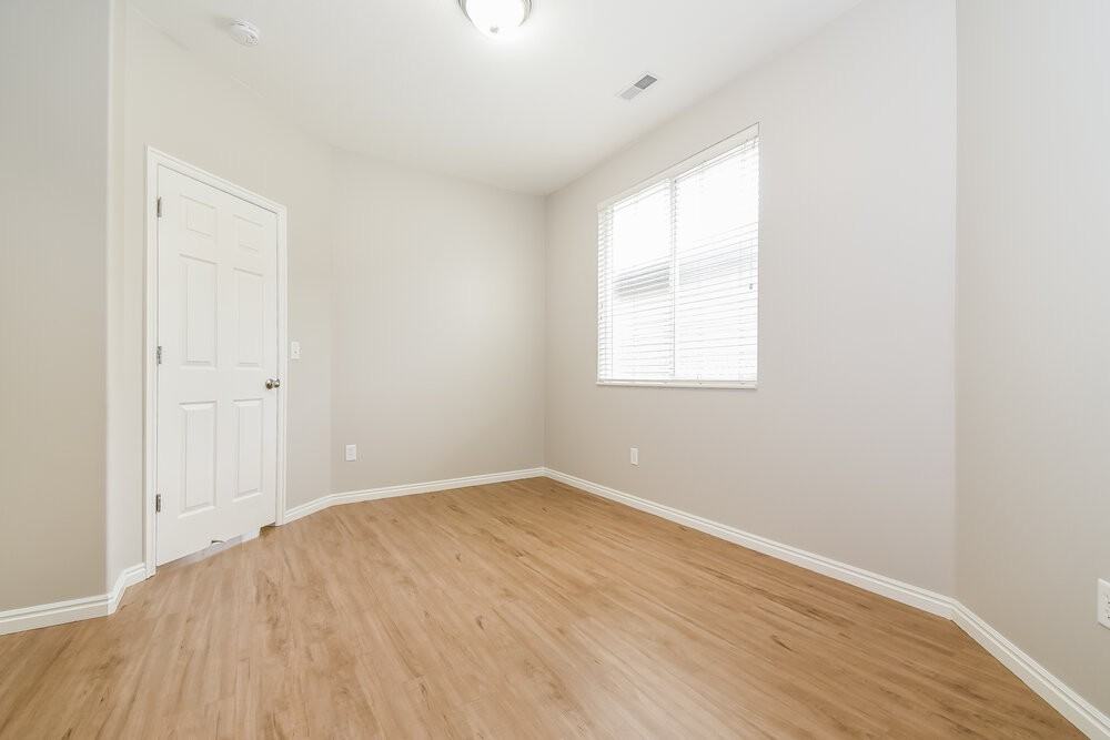 1040 York Dr - Photo 6 of 19
