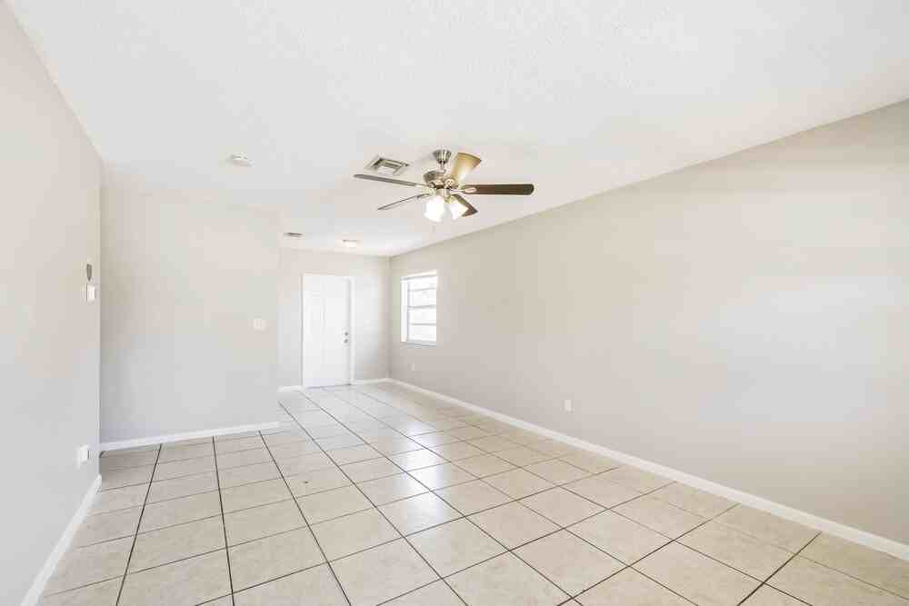 809 Nw 2nd Ave - Photo 4 of 16