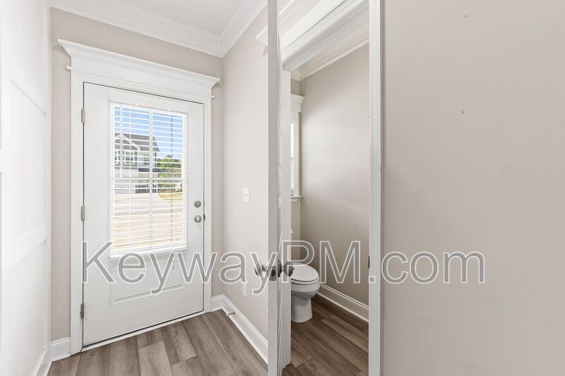 1066 Linsmore Ave - Photo 4 of 20