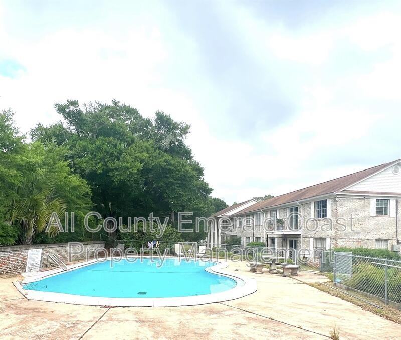 105 Country Club Dr