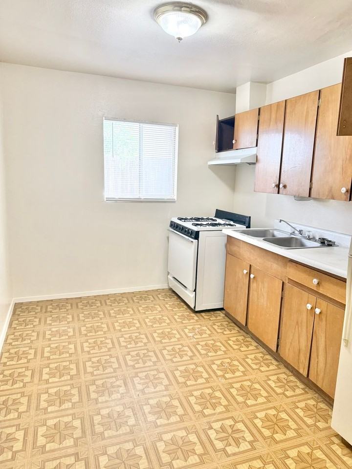 319 General Marshall St NE - Photo 5 of 7