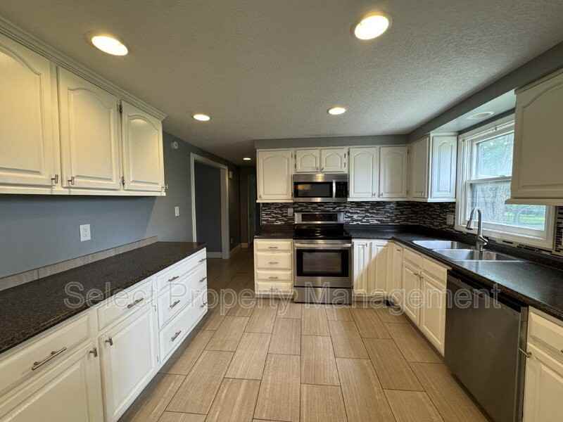 7021 Omaha Ct - Photo 6 of 23