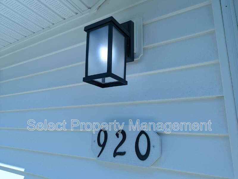 920 Courtney Dr - Photo 2 of 19
