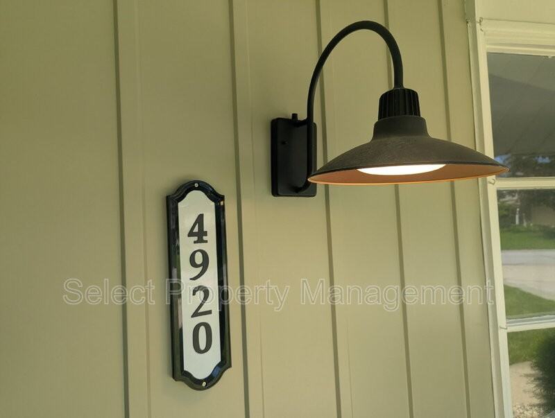 4920 Desoto Dr - Photo 3 of 36