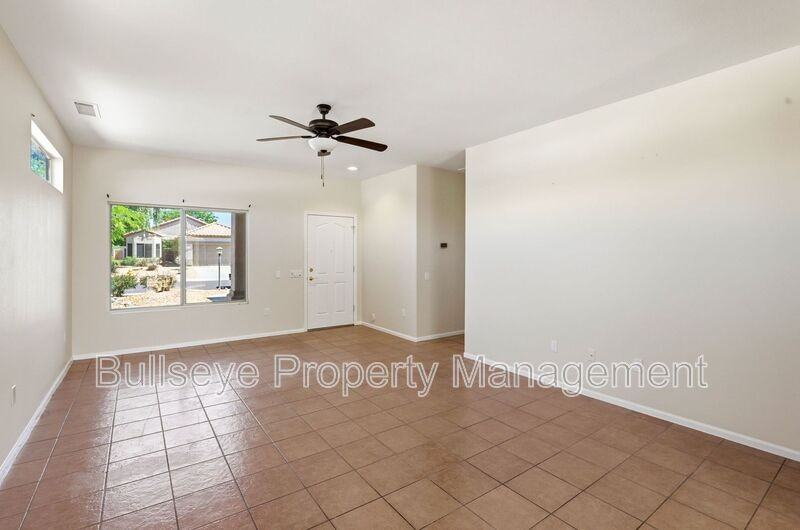15893 W Arrowhead Dr - Photo 5 of 24