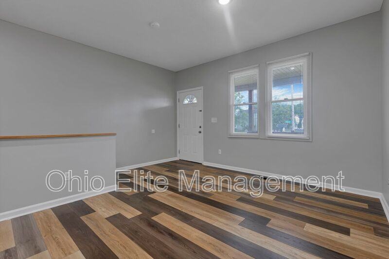 2023 Sullivant Ave - Photo 7 of 34