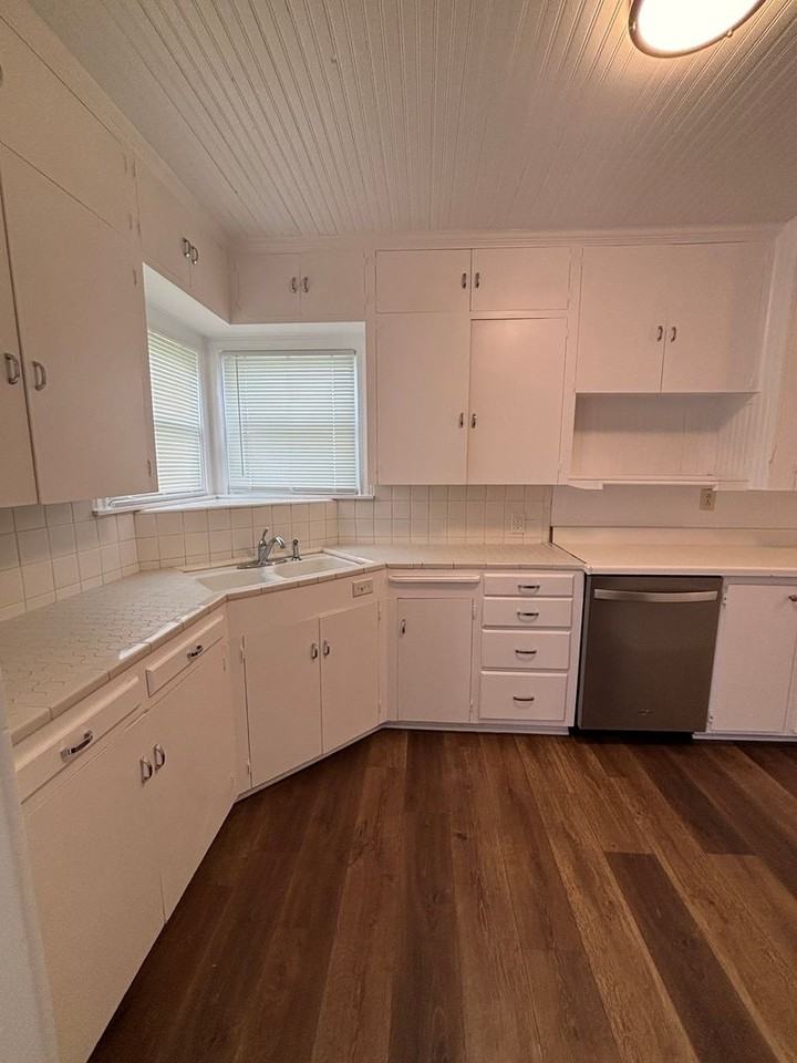 4900 Geddes Ave - Photo 7 of 19