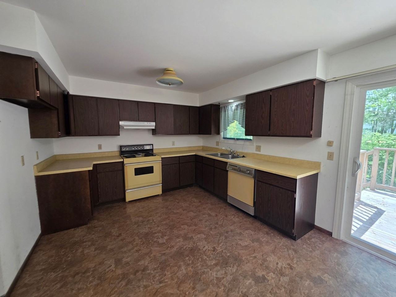 951 Brentwood Dr - Photo 2 of 20
