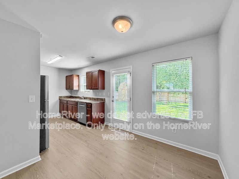 228 Hollybrook Ct - Photo 5 of 21