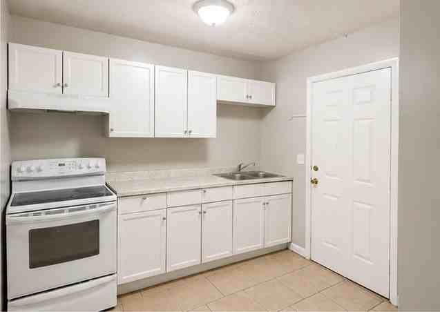 Aria - 2852 W. 1st St. #5 - Photo 2 of 13