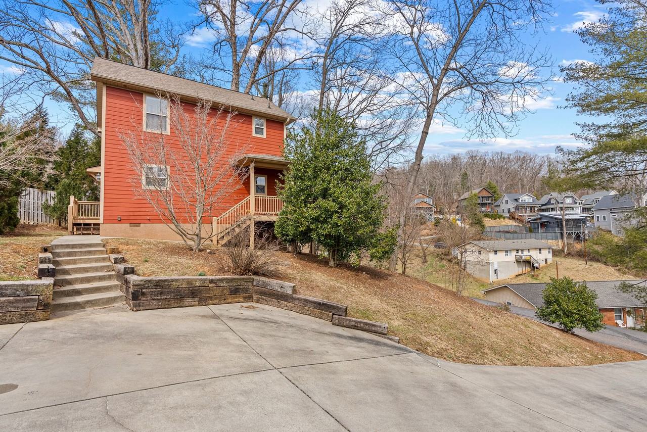 8 Thurland Ave - Photo 3 of 32