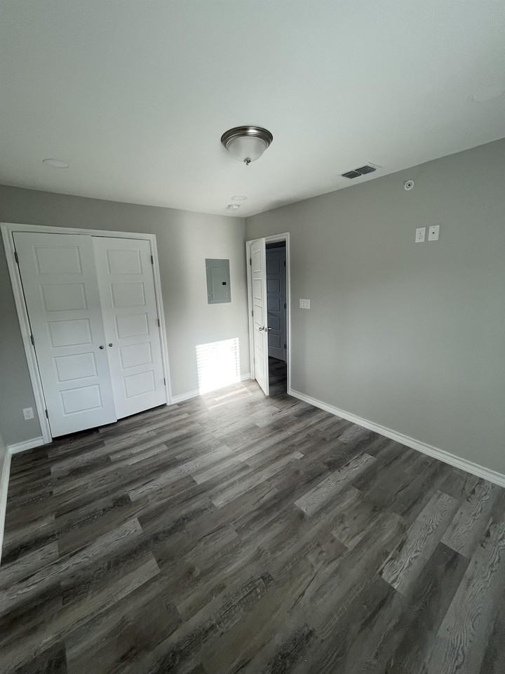 607 East Washington Street - Photo 4 of 25