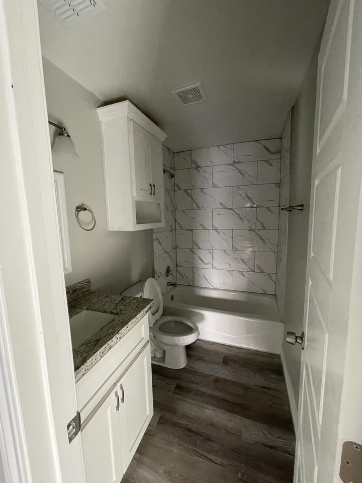 607 East Washington Street - Photo 5 of 25