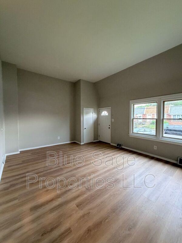 117 Ervin Ave - Photo 4 of 29