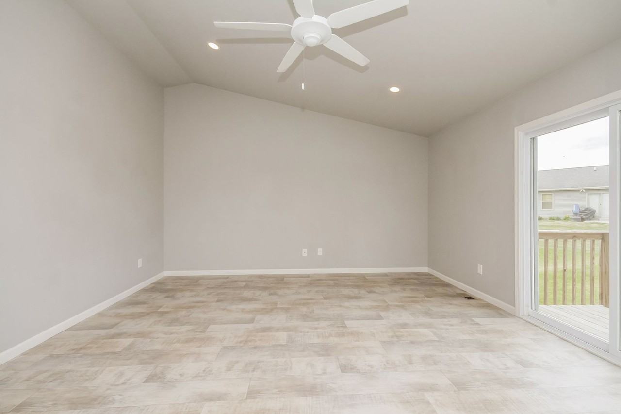 1335 Sturgeon Pt - Photo 3 of 28