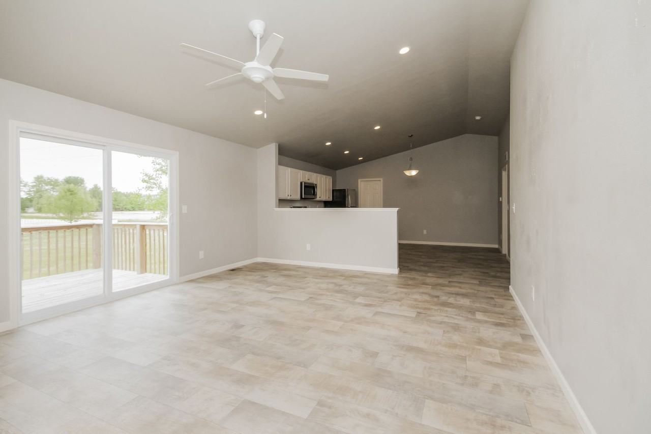 1335 Sturgeon Pt - Photo 5 of 28