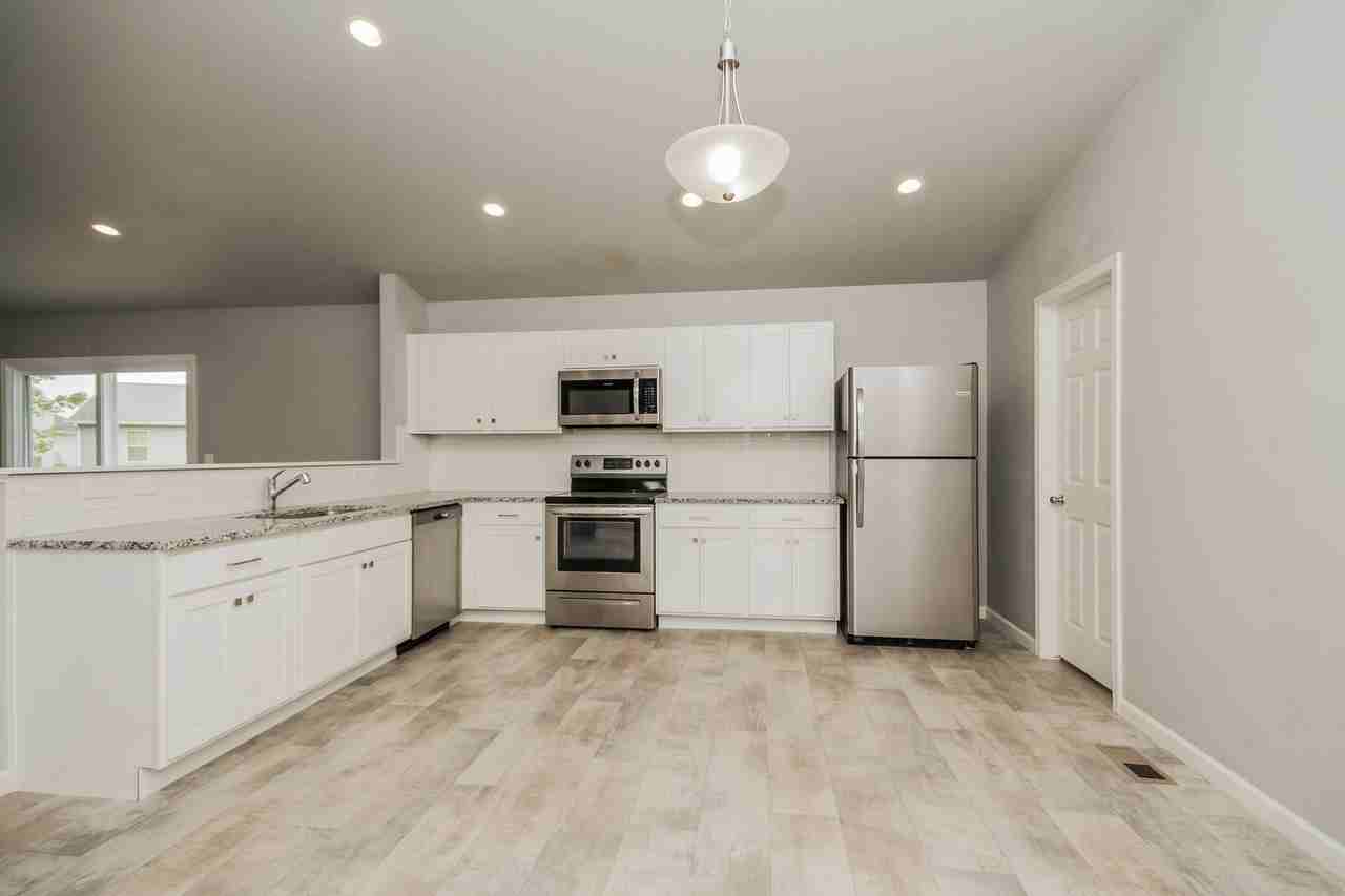 1335 Sturgeon Pt - Photo 7 of 28