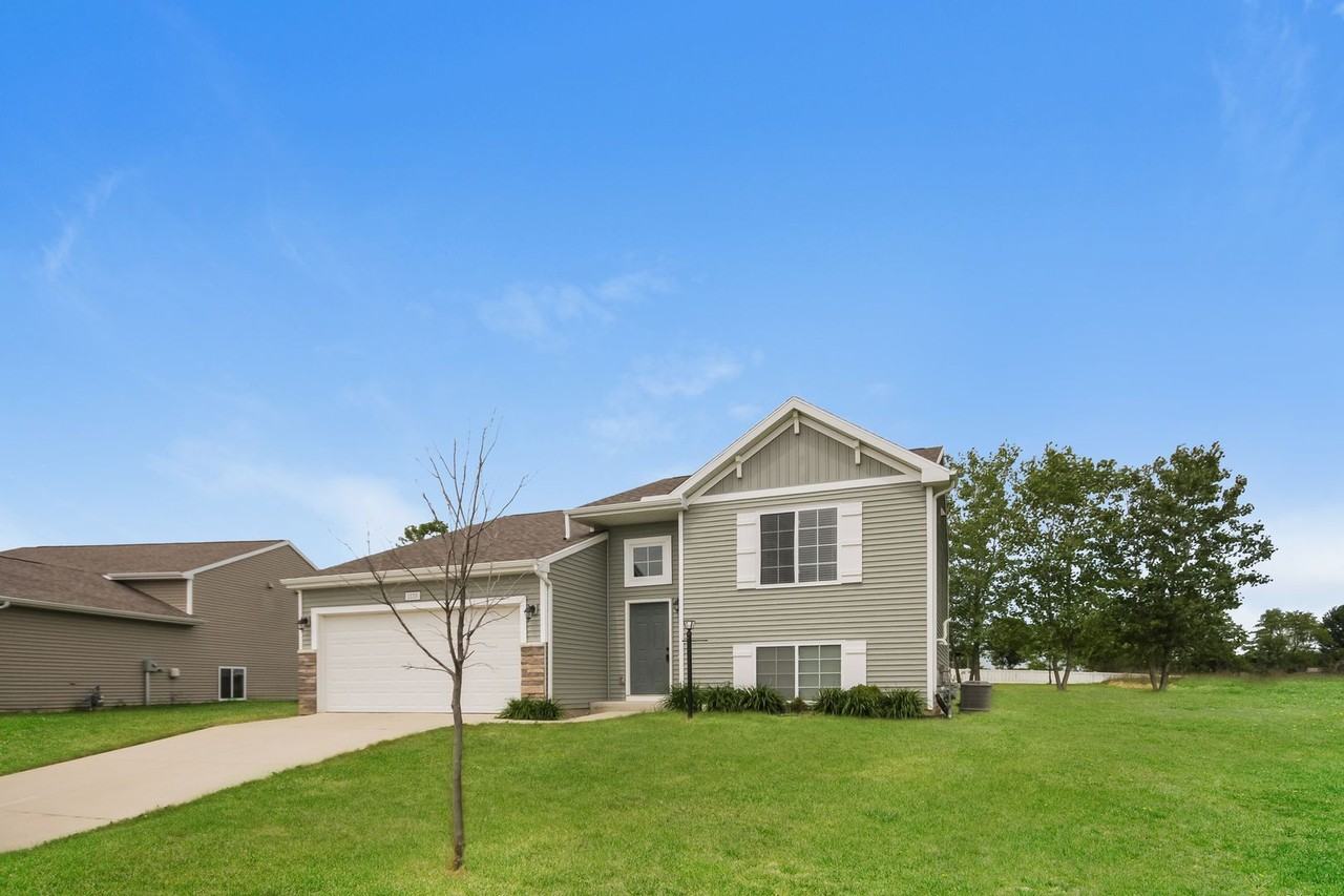 1335 Sturgeon Pt - Photo 2 of 28