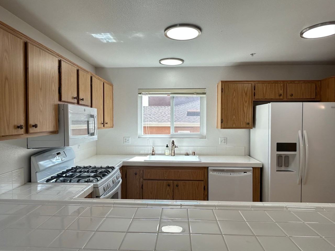 1008 Harbor Heights Dr #B - Photo 3 of 26