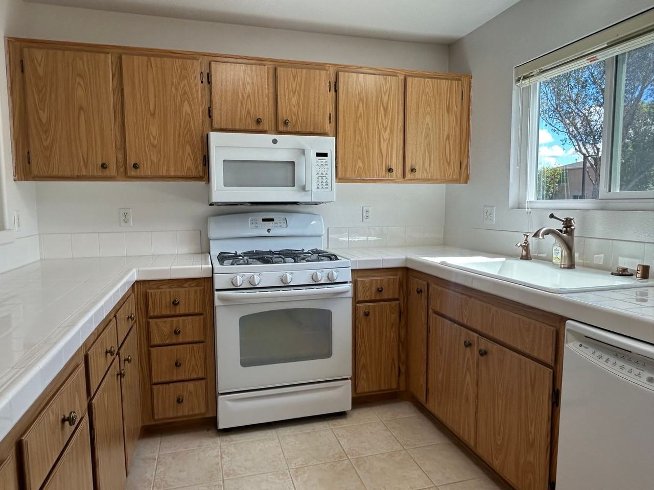 1008 Harbor Heights Dr #B - Photo 2 of 26
