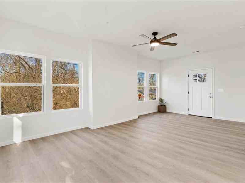 814 Biddle St - Photo 4 of 10